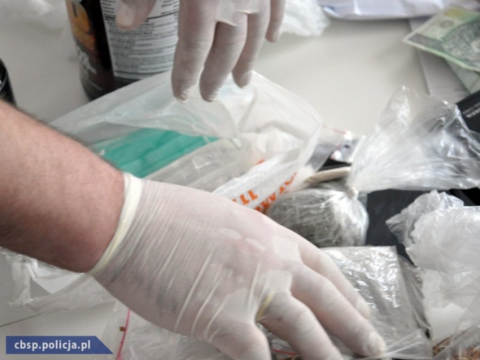 6/8 CBŚP zatrzymało pseudokibiców handlujących dopalaczami