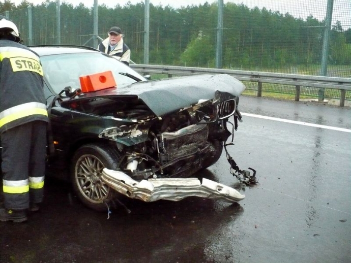 2/7 BMW uderzyło w barierkę na S3