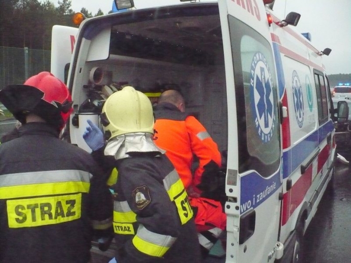 4/7 BMW uderzyło w barierkę na S3