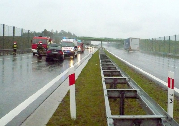 5/7 BMW uderzyło w barierkę na S3