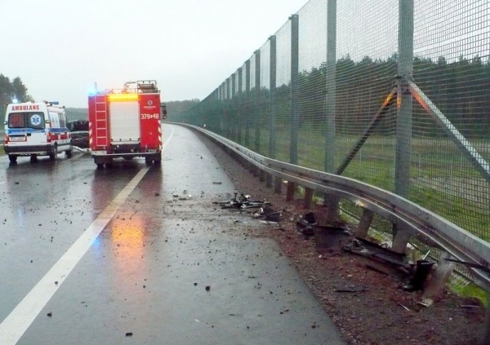 6/7 BMW uderzyło w barierkę na S3