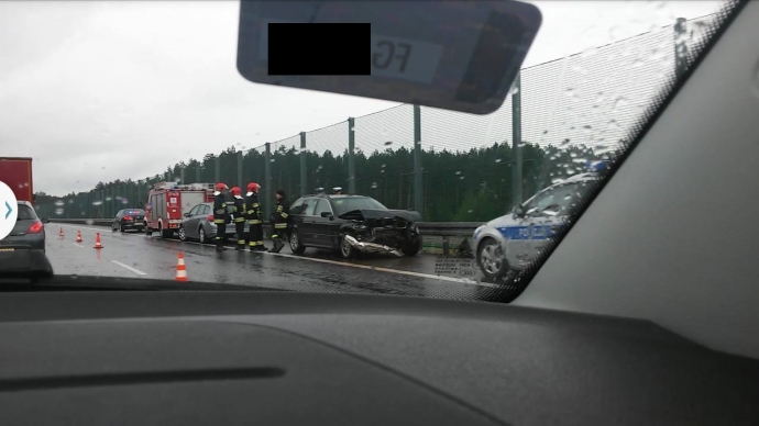 7/7 BMW uderzyło w barierkę na S3