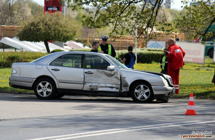3/5 Wypadek trzech aut na Walczaka