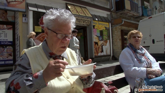 4/6 Przez żołądek do urny