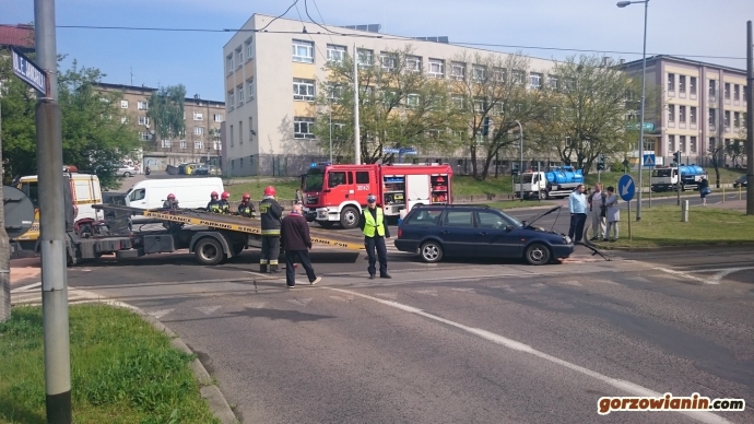 1/6 Zderzenie dwóch aut na skrzyżowaniu Sikorskiego z Jancarza