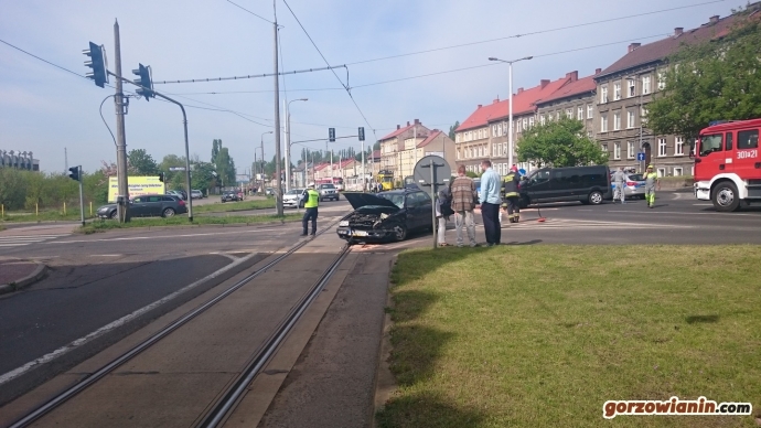 3/6 Zderzenie dwóch aut na skrzyżowaniu Sikorskiego z Jancarza