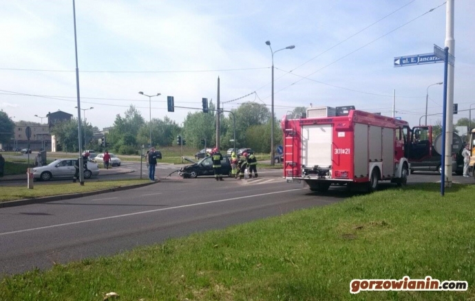 6/6 Zderzenie dwóch aut na skrzyżowaniu Sikorskiego z Jancarza