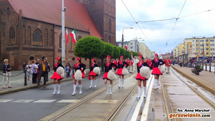 2/21 Orkiestry dęte zagrały na skrzyżowaniu