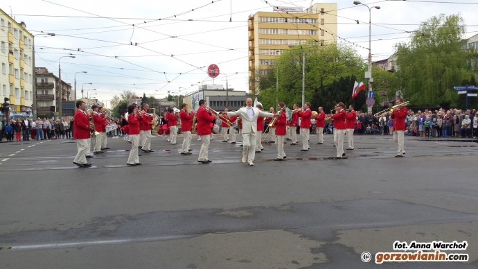 13/21 Orkiestry dęte zagrały na skrzyżowaniu