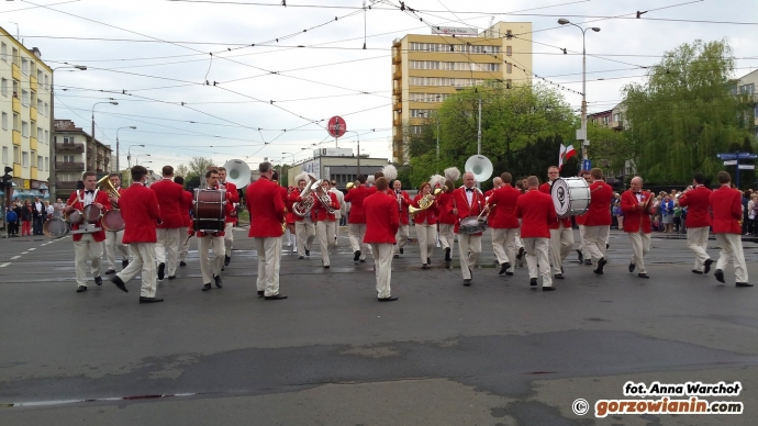 14/21 Orkiestry dęte zagrały na skrzyżowaniu