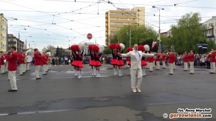 15/21 Orkiestry dęte zagrały na skrzyżowaniu