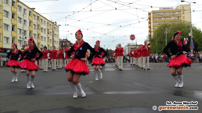 17/21 Orkiestry dęte zagrały na skrzyżowaniu