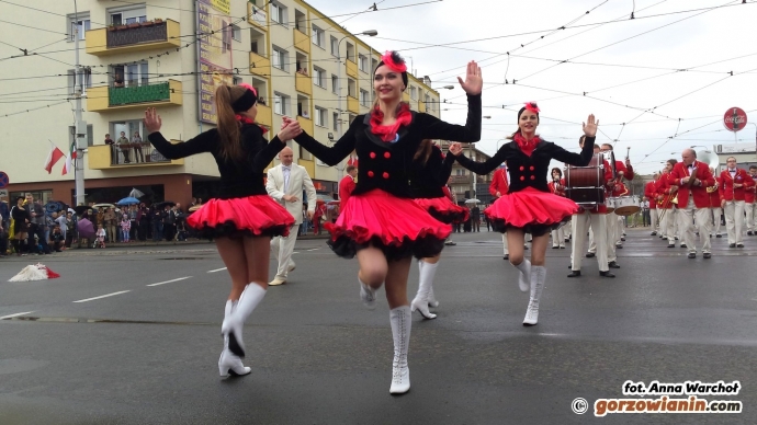 18/21 Orkiestry dęte zagrały na skrzyżowaniu