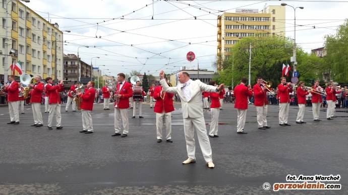 21/21 Orkiestry dęte zagrały na skrzyżowaniu