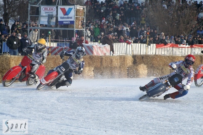 32/108 Daniszewski drugi na lodzie w Gnieźnie