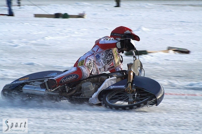 37/108 Daniszewski drugi na lodzie w Gnieźnie
