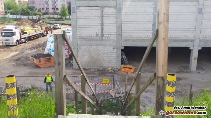 8/16 Prace przy Galerii Manhattan idą pełną parą