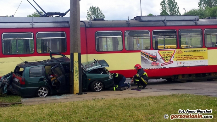 1/8 Zderzenie samochodu z tramwajem na Walczaka