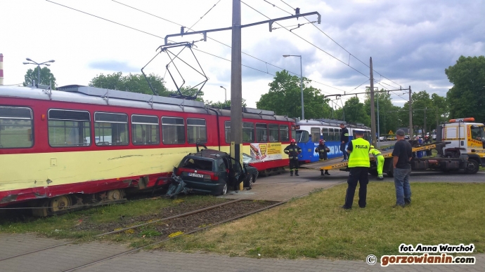5/8 Zderzenie samochodu z tramwajem na Walczaka