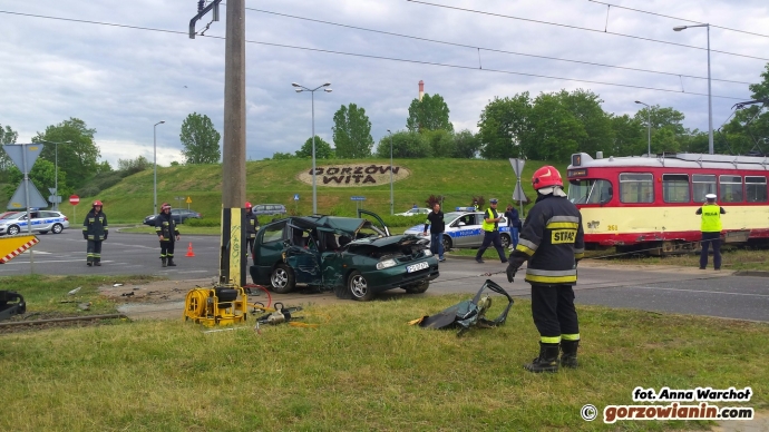 8/8 Zderzenie samochodu z tramwajem na Walczaka