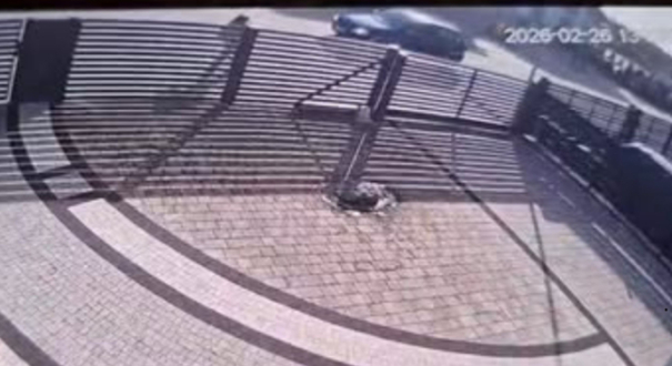 Wabił 7-latkę słodyczami do auta. Kierowca Opla zatrzymany