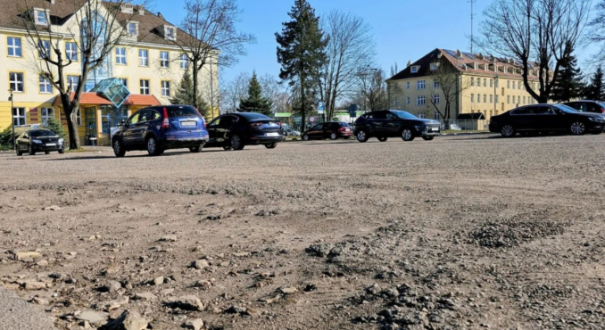 Dziury przy starostwie i Urzędzie Miasta znikną. Gorzów dostał miliony na parking