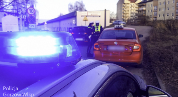Pijany taksówkarz zatrzymany na Dekerta. Miał promil alkoholu