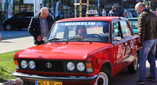 Zabytkowe samochody na zlocie Gorzowskie Klasyki Wieczorową Porą przy centrum BIG Gorzów. Otwarcie sezonu 2026.