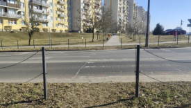 Urząd Miasta Gorzowa nie naprawił barierek przy ul. Fredry. Uszkodzone zabezpieczenia drogowe i zerwane łańcuchy przy starym przejściu dla pieszych