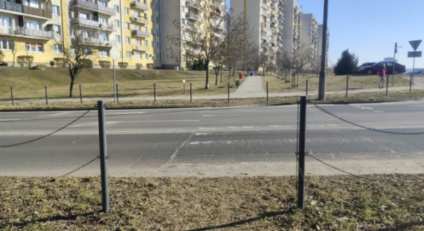 Urząd Miasta Gorzowa nie naprawił barierek przy ul. Fredry. Uszkodzone zabezpieczenia drogowe i zerwane łańcuchy przy starym przejściu dla pieszych
