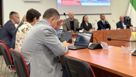 Gorzowscy radni Tomasz Rafalski, Ireneusz Zmora i Albert Madej rozmawiają o kontroli miejskich dotacji dla klubu Stal Gorzów