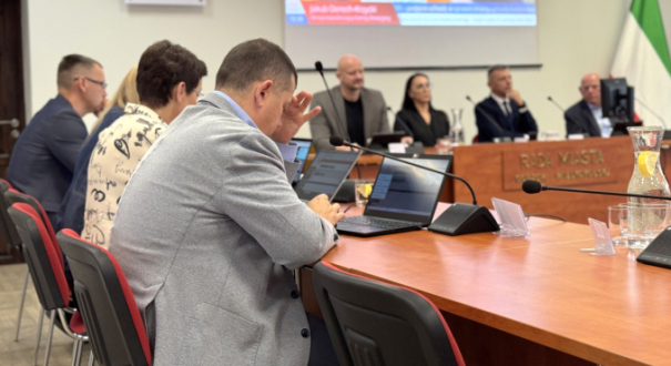 Gorzowscy radni Tomasz Rafalski, Ireneusz Zmora i Albert Madej rozmawiają o kontroli miejskich dotacji dla klubu Stal Gorzów