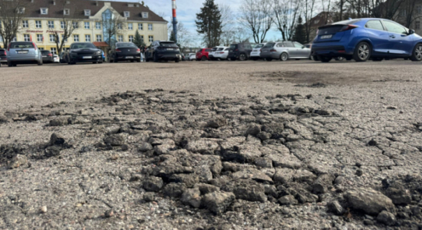 Dziurawy parking pomiędzy Urzędem Miasta a Starostwem Powiatowym w Gorzowie przy ulicy Myśliborskiej i Pankiewicza.