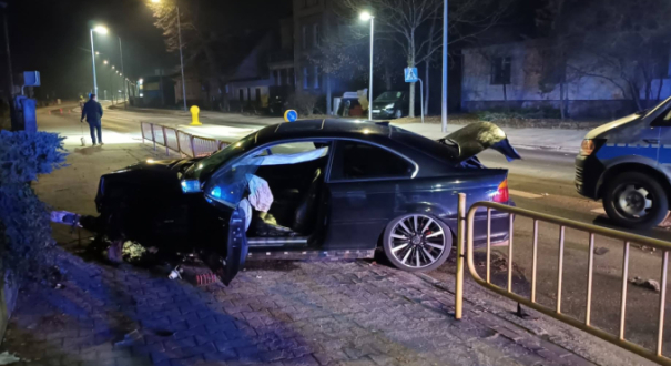 pijany 17-latek BMW Skwierzyna pościg  ul. 2-go Lutego pijany kierowca uderzył w latarnię przy poczcie nocny pościg policji Skwierzyna