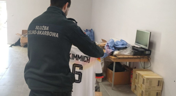 Funkcjonariusze KAS kontrolują przesyłki kurierskie w sortowni paczek w Gorzowie podrobiona odzież i torebki znanych marek zabezpieczone