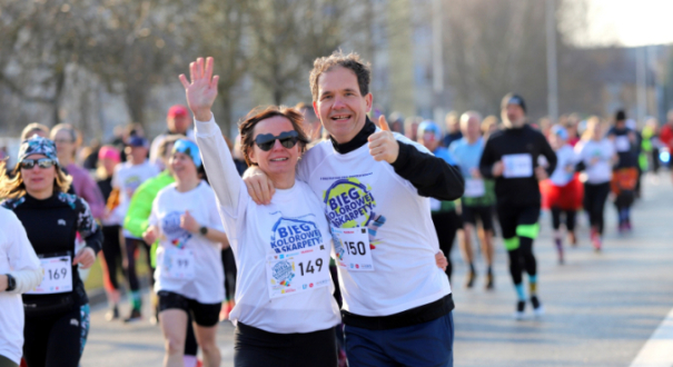 Bieg Kolorowej Skarpety Gorzów 2026. Uczestnicy charytatywnego wydarzenia w parku Górczyńskim na osiedlu Górczyn