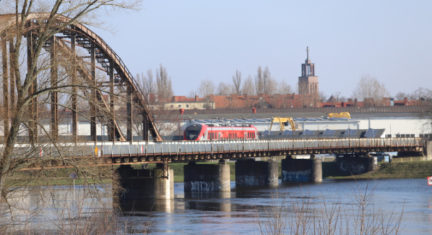 Most na Warcie Gorzów - kładka przy ul. Fabrycznej zamknięta od 2012 roku
