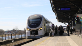 Pociąg regionalny Polregio zatrzymujący się na przystanku kolejowym Gorzów Wielkopolski Wschodni przy ulicy Teatralnej w Gorzowie Wielkopolskim.