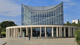 Filharmonia Gorzowska przy ul. Dziewięciu Muz w Gorzowie. Zdjęcie gmachu instytucji, której koszty utrzymania i pensje wyniosły miliony złotych.