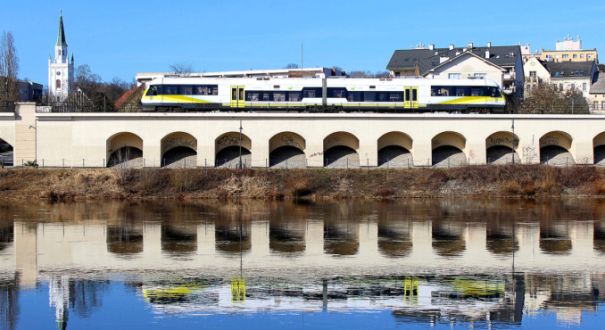 Pociąg regionalny Polregio odjeżdżający z przystanku kolejowym Gorzów Wielkopolski Wschodni przy ulicy Teatralnej w Gorzowie Wielkopolskim.