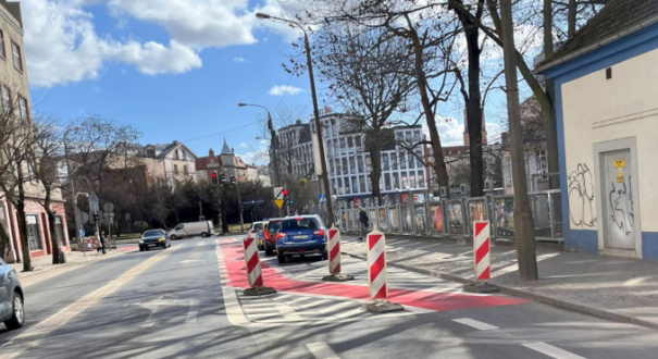 Nowa śluza rowerowa i martwe pola na ulicy Dąbrowskiego w Gorzowie. Widok na oznakowanie poziome przed skrzyżowaniem przy Zespole Szkół Elektrycznych.