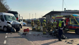 Rozbity motocykl i bus Renault po zderzeniu w miejscowości Kłodawa koło Gorzowa ciężko ranny motocyklista