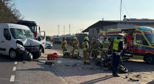 Rozbity motocykl i bus Renault po zderzeniu w miejscowości Kłodawa koło Gorzowa ciężko ranny motocyklista