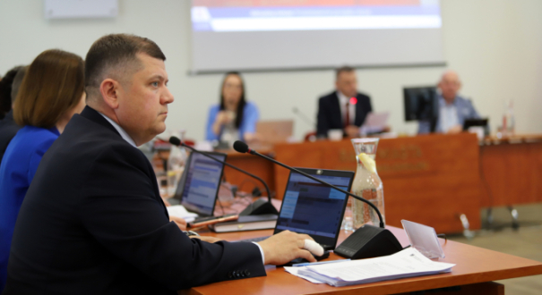 Prezydent Gorzowa Jacek Wójcicki komentuje raport o młodzieży Co nie tak z tym miastem przed sesją Rady Miasta.