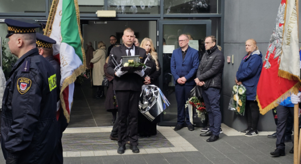 Ostatnia droga Jakuba Derecha-Krzyckiego. Tłumy osób żegnają radnego