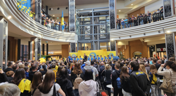 kibice Stali Gorzów na prezentacji składu żużlowców 2026 fani żółto-niebieskich tłumy na spotkaniu z zawodnikami sportowy Gorzów żużel