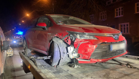 pijany kierowca Toyota Corolla rozbił zaparkowane samochody Mercedes i bus na ulicy Borowskiego w Gorzowie policja zatrzymała sprawcę zdarzenia marzec 2026
