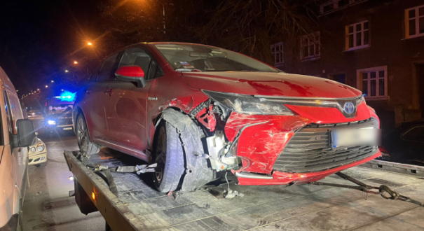 pijany kierowca Toyota Corolla rozbił zaparkowane samochody Mercedes i bus na ulicy Borowskiego w Gorzowie policja zatrzymała sprawcę zdarzenia marzec 2026