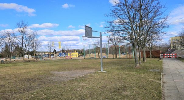 Boisko na osiedlu Piaski w Gorzowie, gdzie powstanie tymczasowy parking. Miejsce rekreacji przy ul. Kuratowskiej będzie parkingiem dla aut