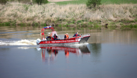 policja i straż pożarna nad Wartą w Gorzowie na wysokości ulicy Kostrzyńskiej prowadzą działania po odnalezieniu w rzece dryfujących zwłok kobiety